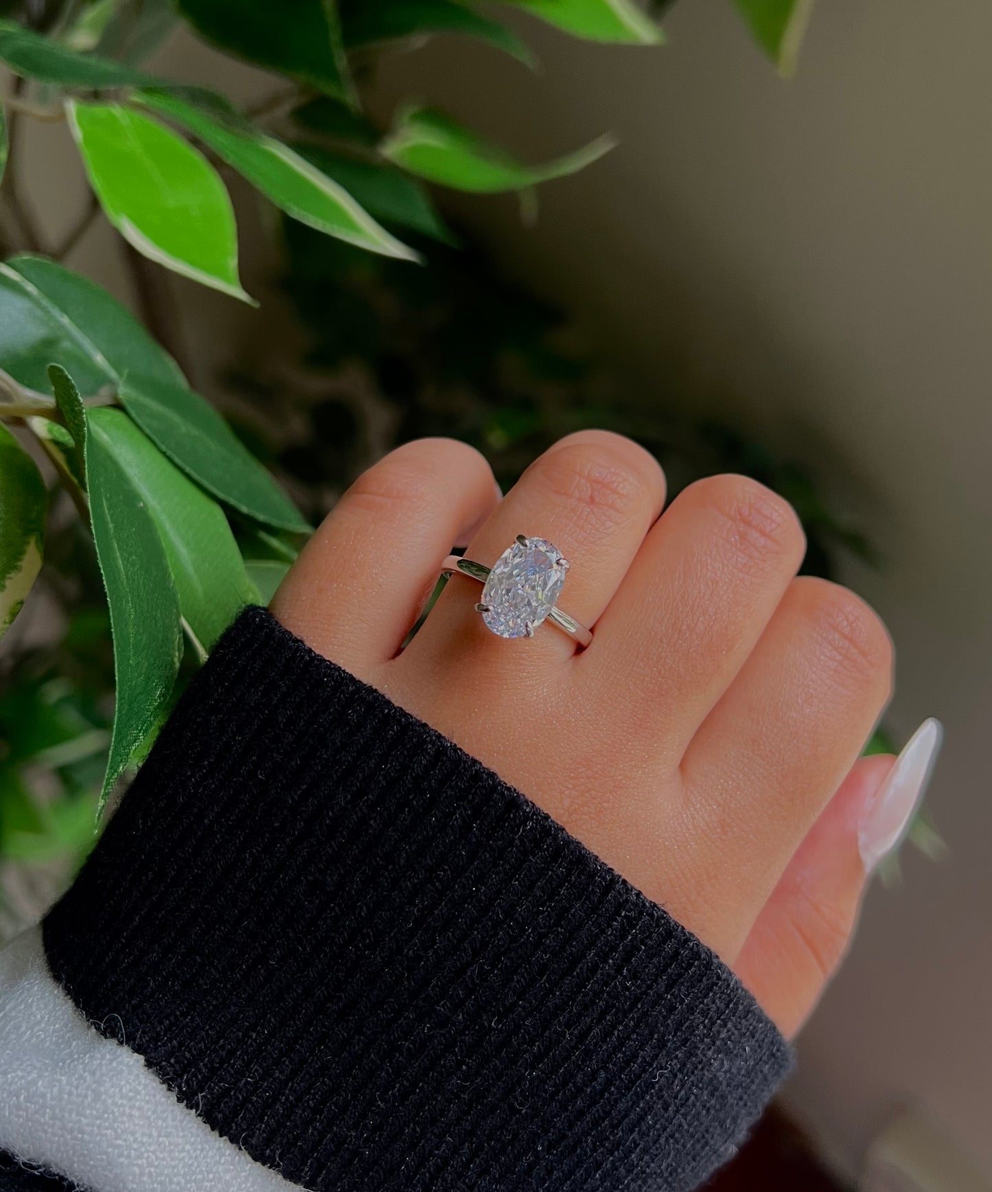 Bague solitaire ovale en argent avec bande unie