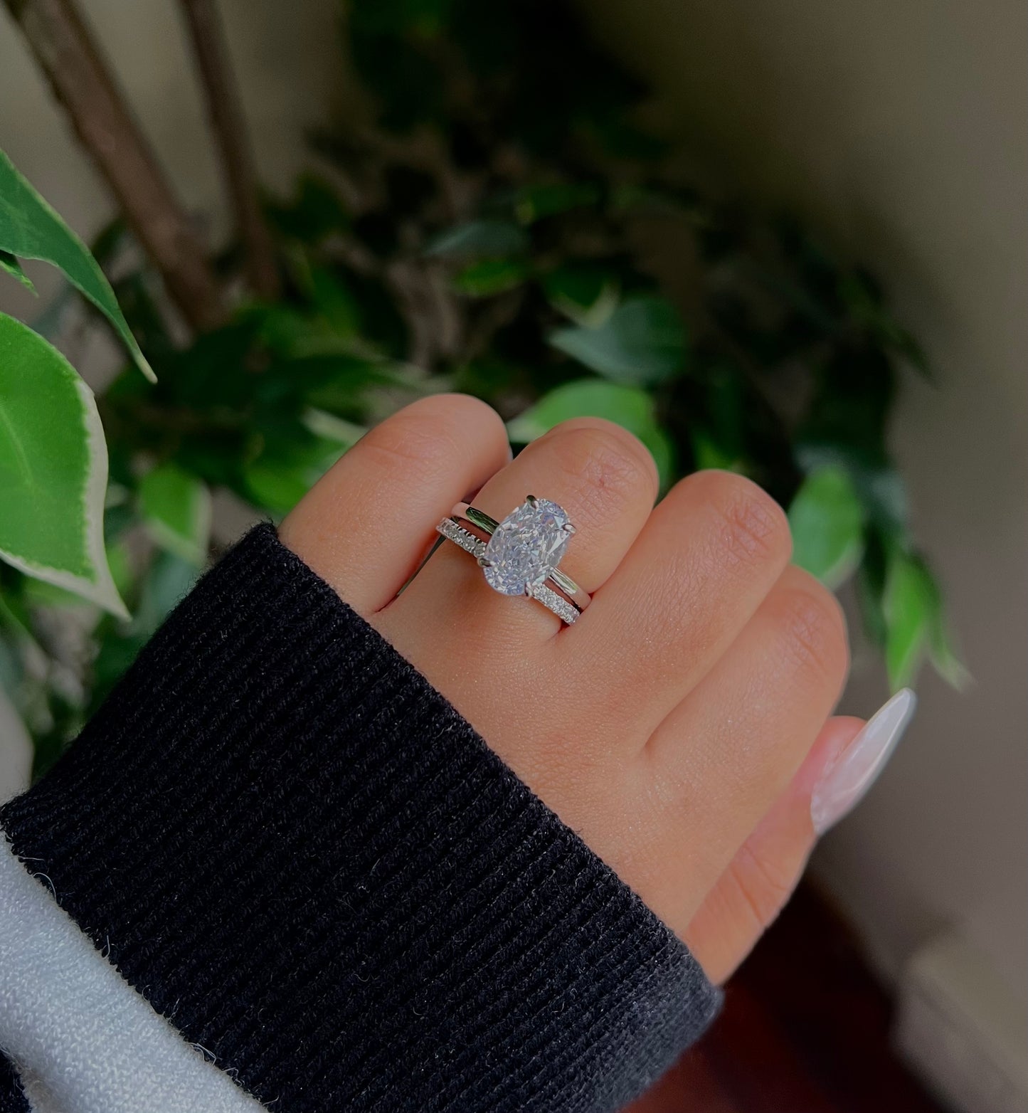 Bague solitaire ovale en argent avec bande unie