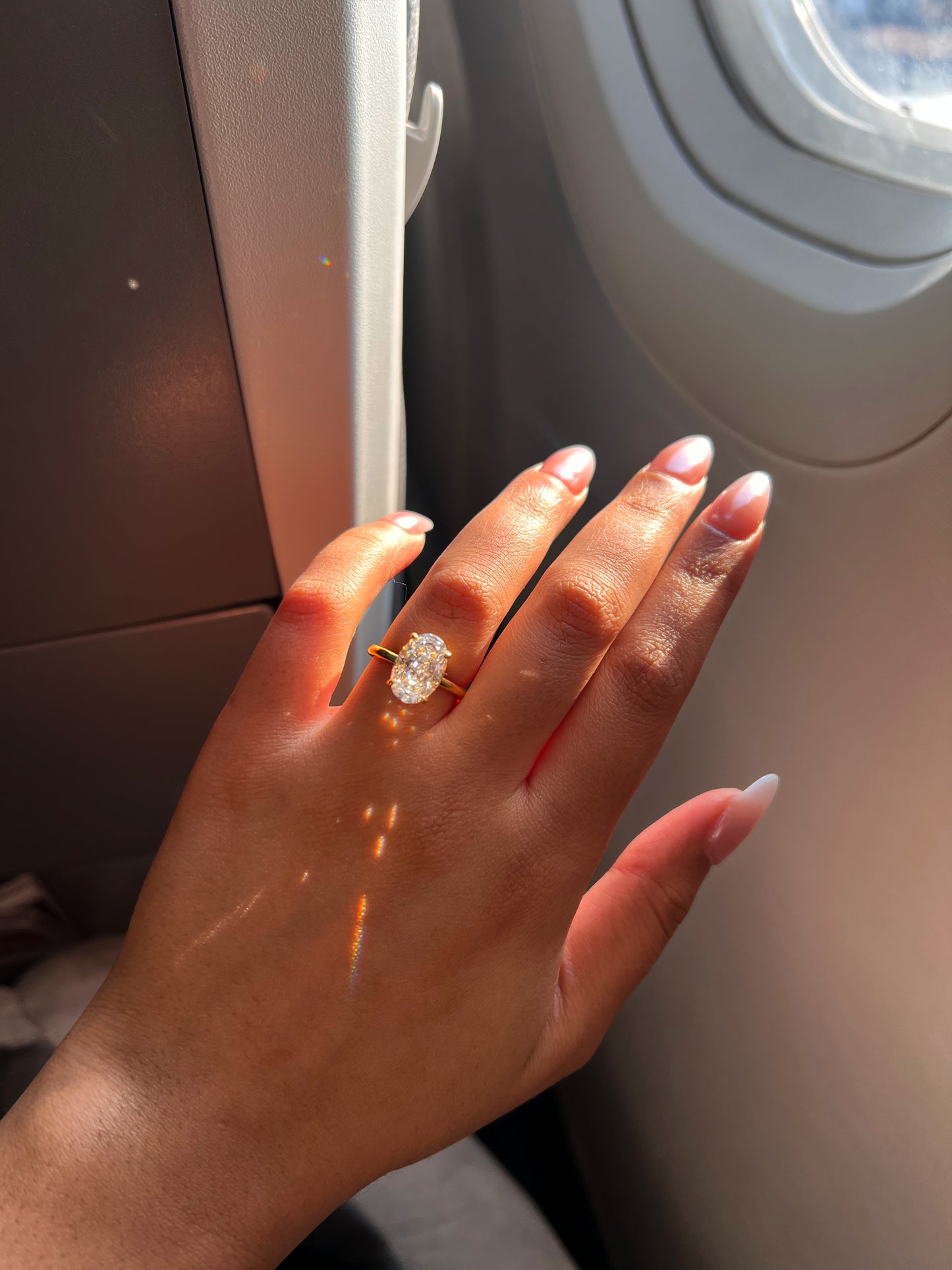 Anillo solitario ovalado de oro liso