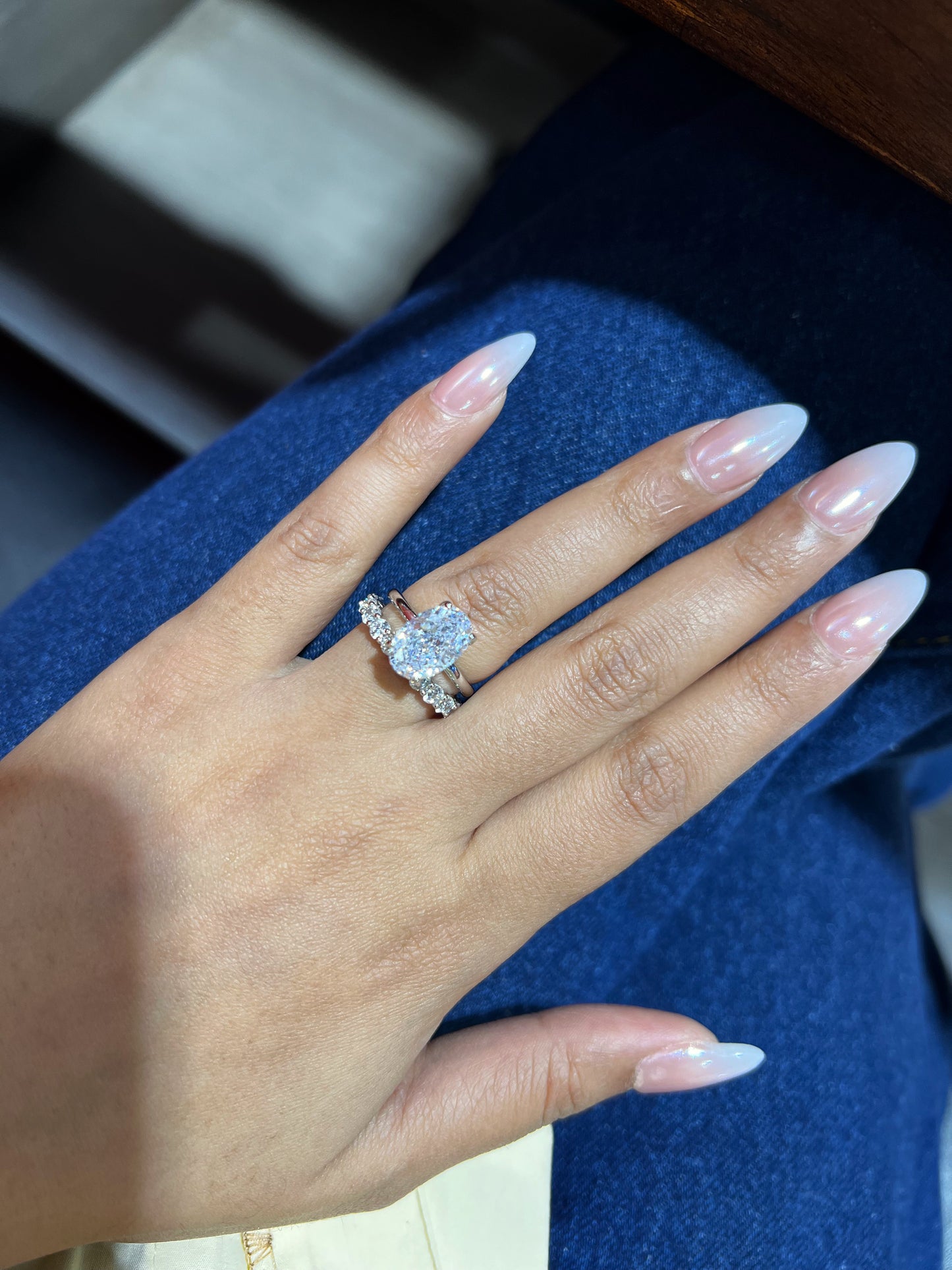 Anillo solitario ovalado de banda lisa de plata