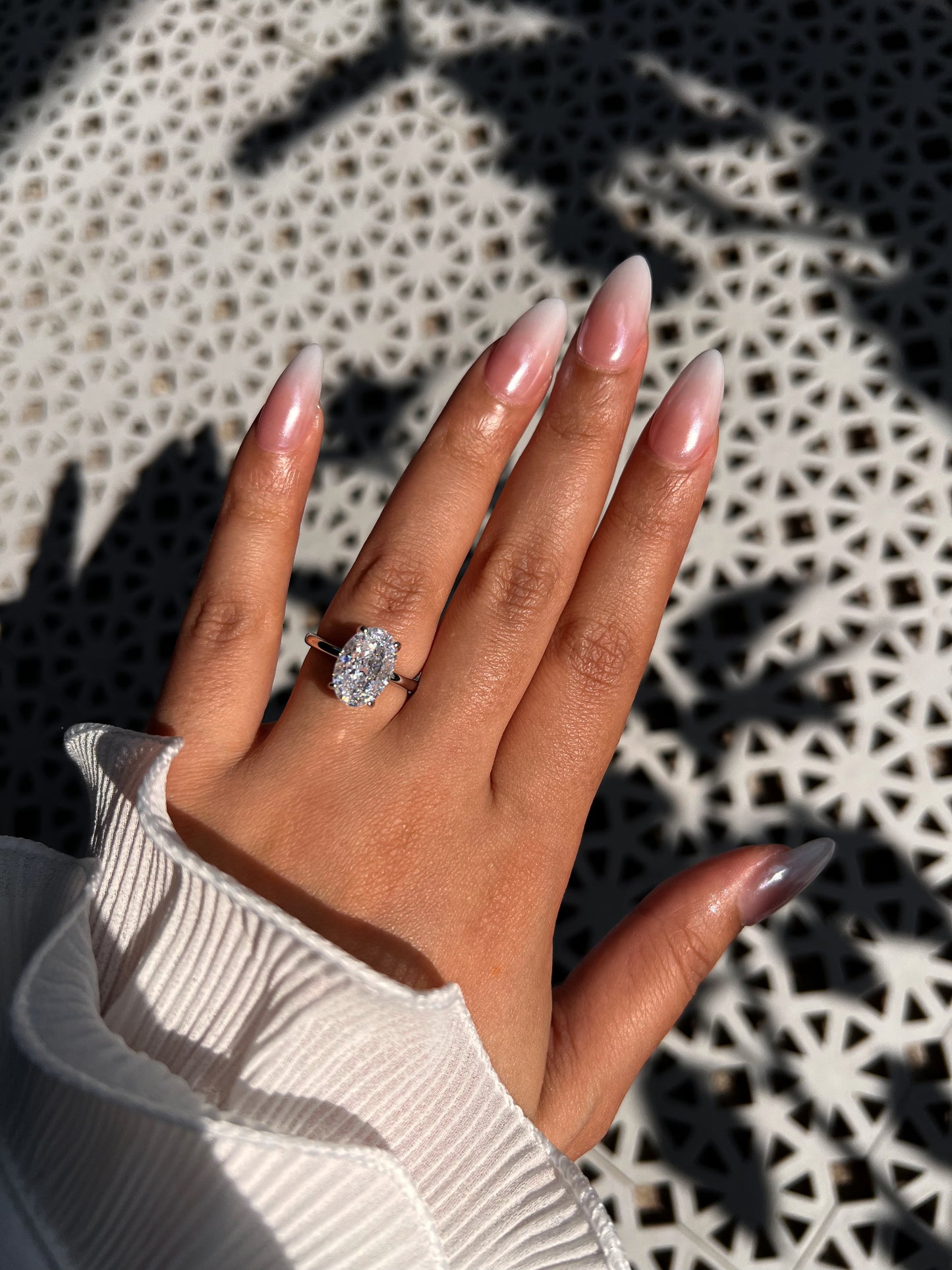 Anillo solitario ovalado de banda lisa de plata